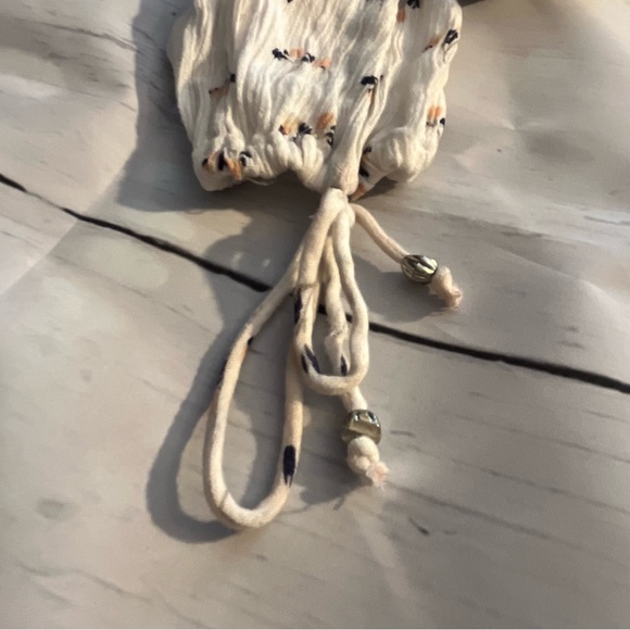 White Floral Abercrombie & Fitch Off the Shoulder Long Sleeve Sheer Crop Top, XS - Picture 4 of 10